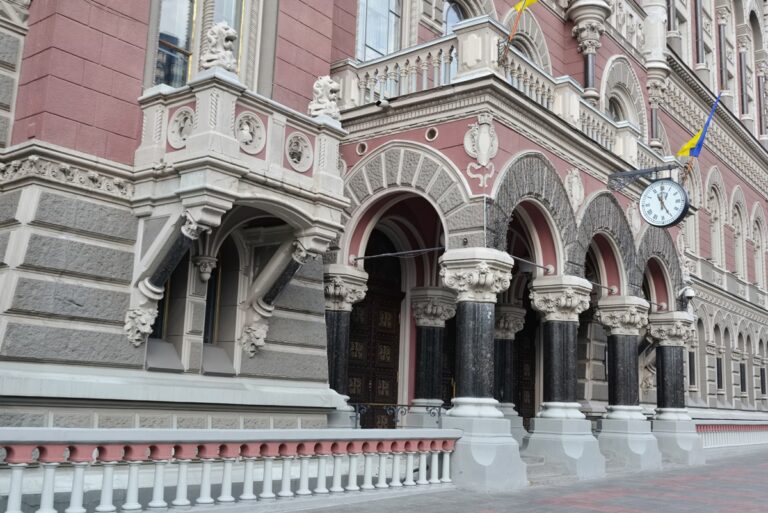 НБУ пом&rsquo;якшив валютні обмеження для оборонки та військових