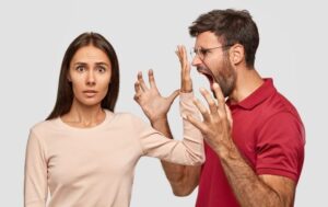 Не тільки газлайтинг: типи чоловіків, яких краще уникати у стосунках