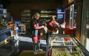 Робота з житлом: яких фахівців шукають роботодавці і які зарплати дають