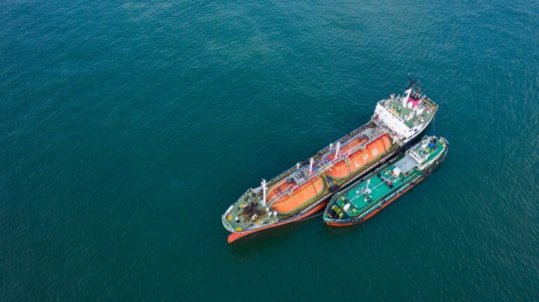 Росія збуває підсанкційний СПГ із 40% знижкою – ЗМІ