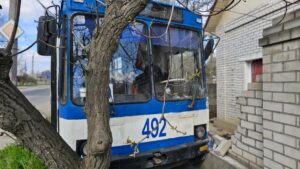 Росіяни атакували з дрона тролейбус у Херсоні