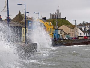 Шторм Дейв залишив тисячі домівок в Ірландії без світла