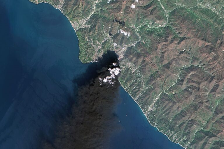 Туапсе накрив “нафтовий” дощ