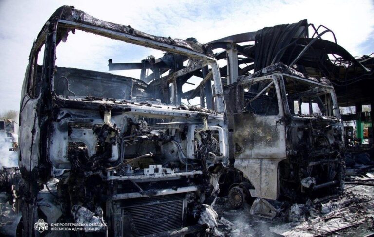 У Дніпрі згоріли 12 автомобілів на атакованій АЗС