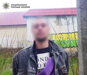 У Києві чоловік з пістолетом погрожував перехожим