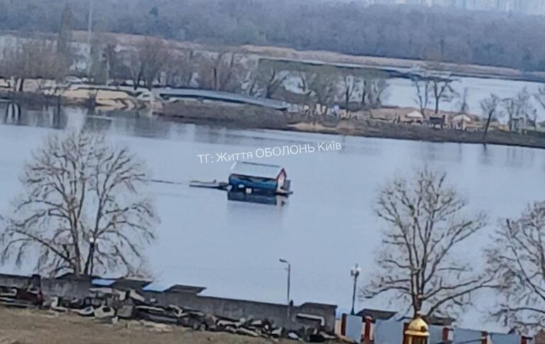У Києві помітили плаваючий будинок