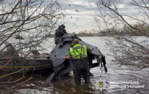 У Києві з Дніпра витягли дрон із бойовою частиною