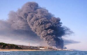 У Туапсе пожежа на НПЗ не вщухає вже п’яту добу