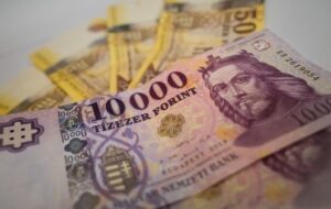 Угорський форинт почав різко дорожчати