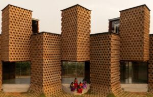 В Індії відкрили ресторан із морських контейнерів, вкритий землею