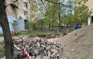 В Києві жінка впала в неогороджену яму з водою