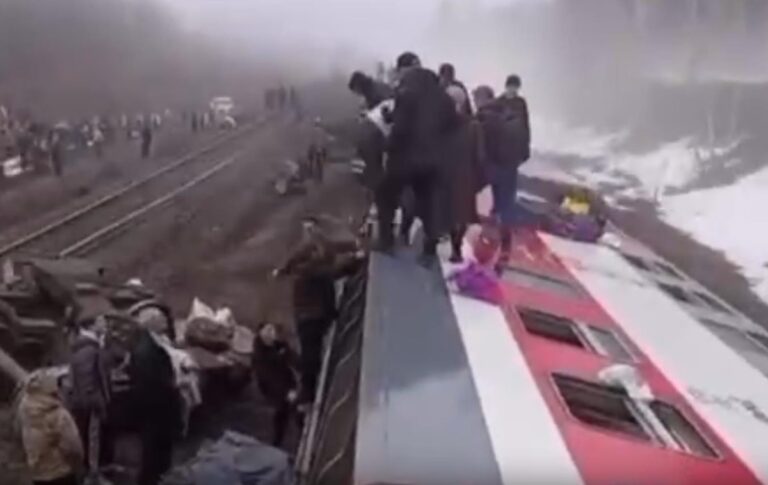 В Росії перекинувся пасажирський поїзд