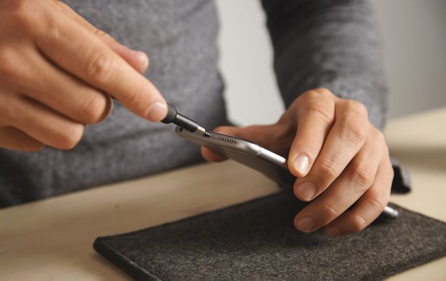 Ваш смартфон звучить глухо: ось як легко почистити динамік