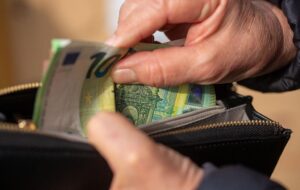 Євро подорожчало до нового історичного максимуму