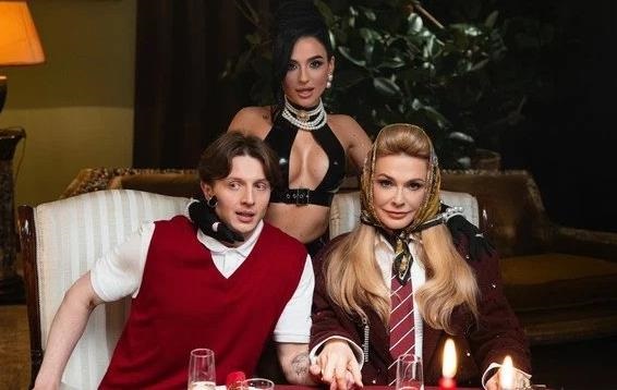 Анна Трінчер влаштувала пікантне шоу на столі перед Ольгою Сумською