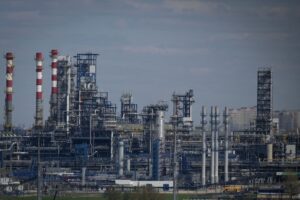 Два найбільші НПЗ РФ зупинили переробку нафти