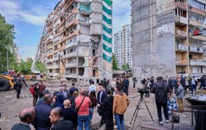 Іноземні дипломати оглянули місце удару РФ по будинку в Києві