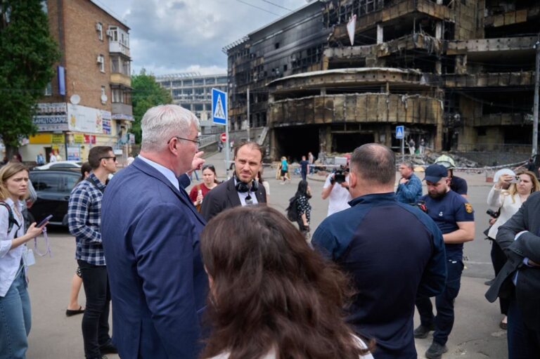 Іноземні дипломати відвідали місця ударів у Києві