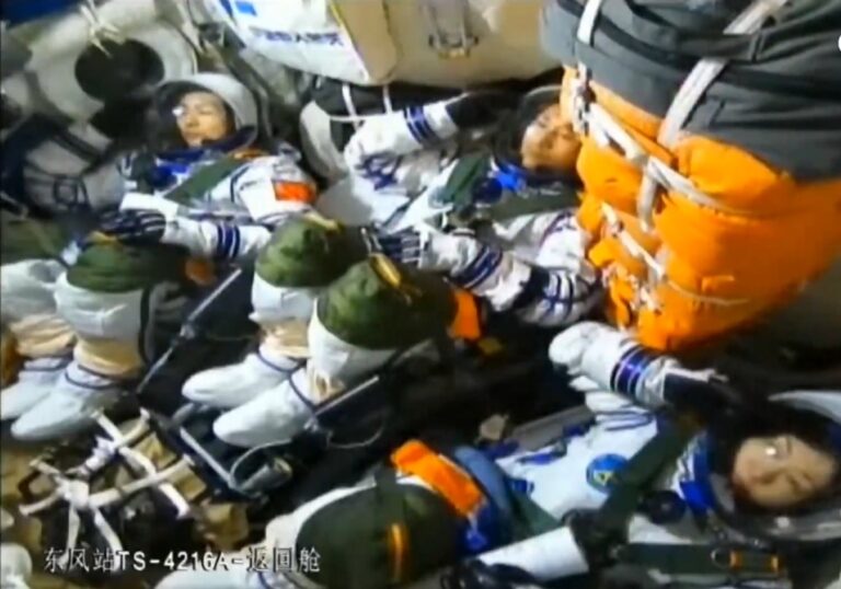 Китай відправив астронавта у космос на рік