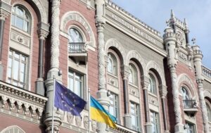 Нацбанк підвищив офіційні курси долара і євро