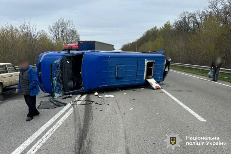 Позашляховик врізався в автобус на Вінниччині
