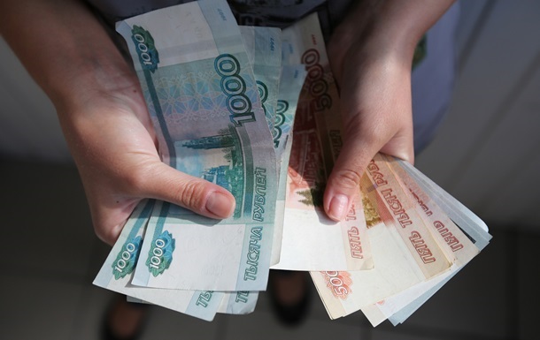 Росіяни масово знімають гроші через збої інтернету