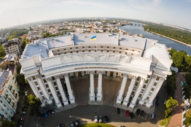 Росіяни пошкодили будівлю МЗС у центрі Києва