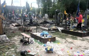 Росіяни вдарили по кладовищу на Чернігівщині, є постраждала