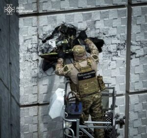 Рятувальники знешкодили шахед, що застряг на 15-го поверсі в Одесі