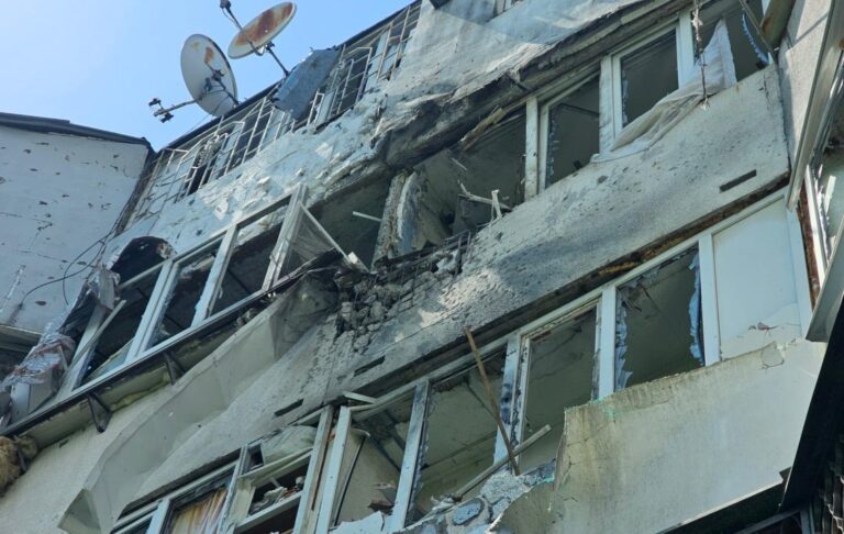 У Херсоні дрон атакував автомобіль поліції, є поранені