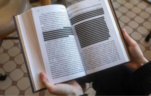 У Росії почали застосовувати “блекаути” у книжках