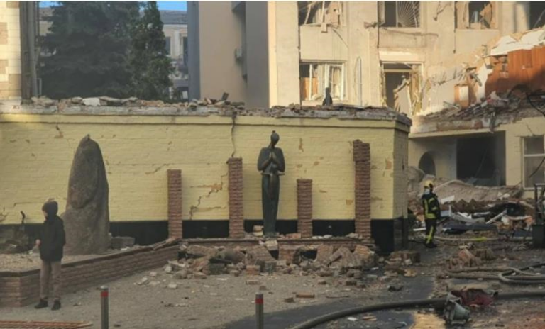 Удар по Києву: пошкоджена будівля МЗС, музей, церкви, театр і виші