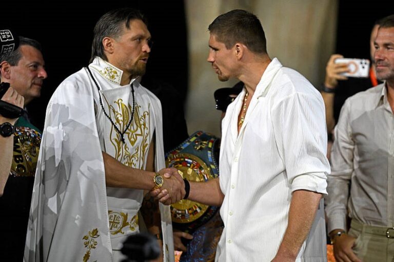 Усик різко відповів критикам перед боєм