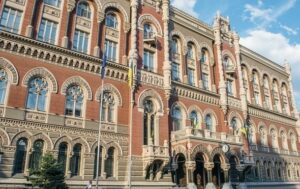 Валютні інтервенції НБУ в квітні зменшилися на 24,8%