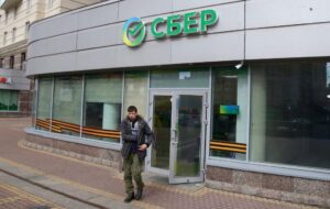Відключення інтернету: росіяни “винесли” з банків рекордну суму коштів