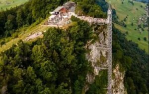 До хмар за 60 секунд: у Швейцарії працює найвищий зовнішній ліфт Європи