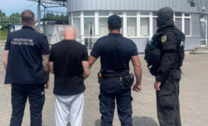 До України зі Словаччини екстрадували організатора озброєної банди