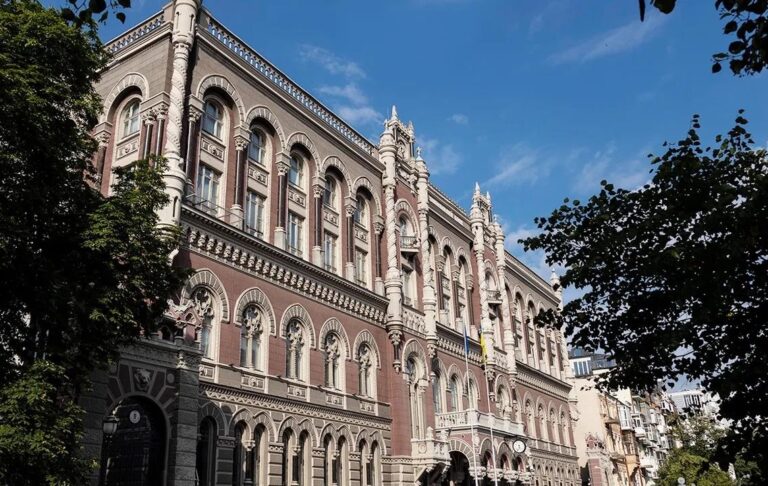 Долар тримається на рекордному максимумі в Україні
