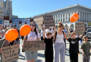 На Майдані люди протестують проти маршу на підтримку ЛГБТ-спільноти