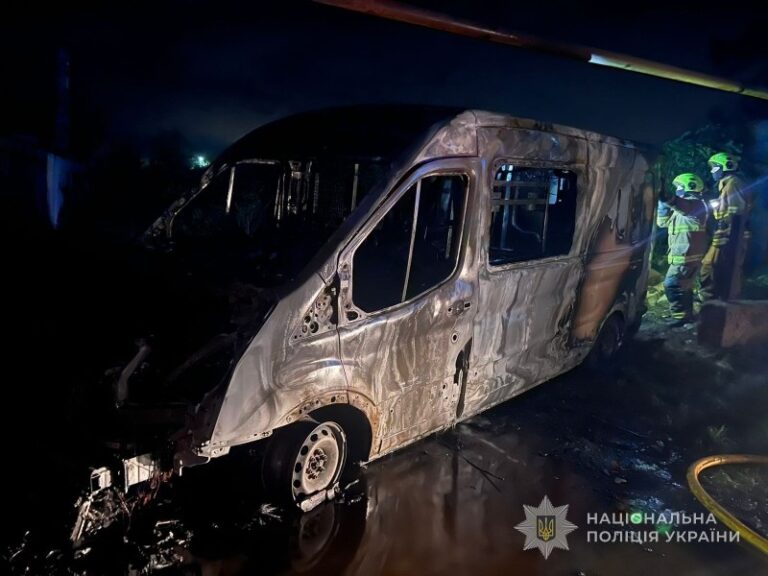 На Одещині дезертир підпалив мікроавтобус військового