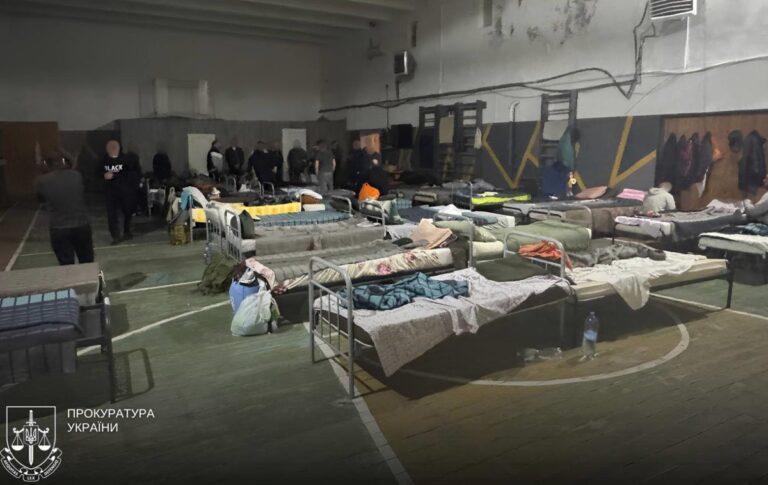 Приковували людей кайданками в ТЦК: ужгородські військкоми отримали підозру