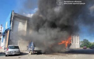 РФ атакувала в Запоріжжі будівлю логістичного оператора: є поранені