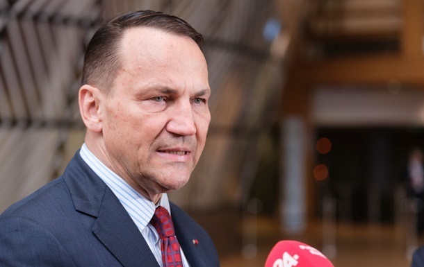 “Це принизливо”: Сікорський прокоментував позбавлення Зеленського ордена