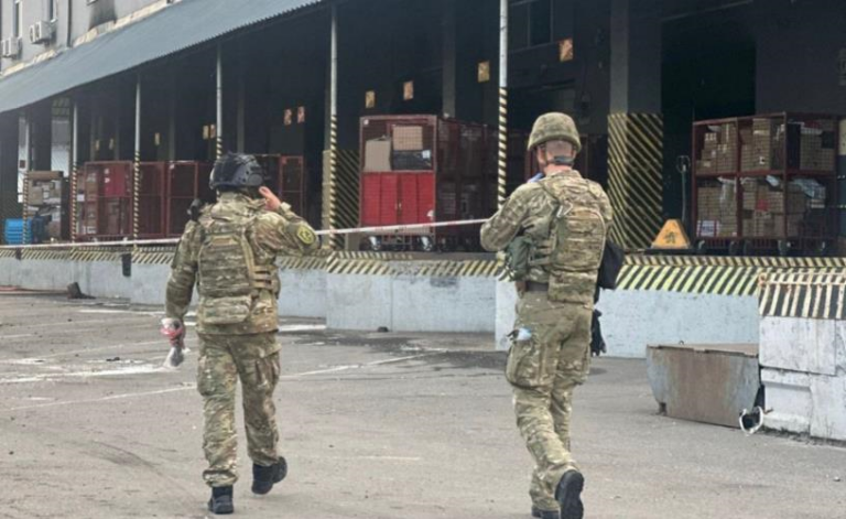 У Києві під час огляду посилки на пошті стався вибух, є загиблий і поранені