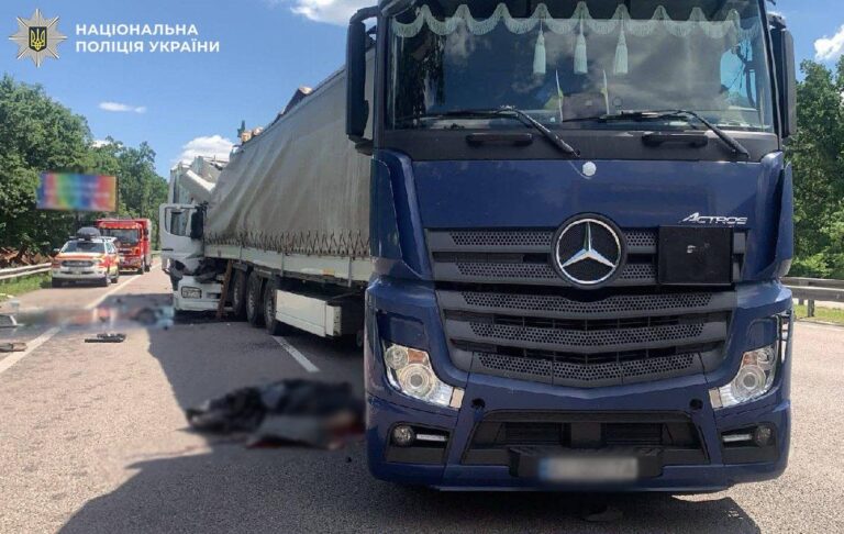 У Києві водії двох вантажівок загинули в ДТП