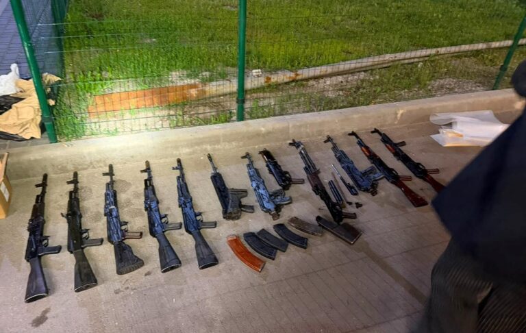У Кропивницькому поліцейський з братом торгували зброєю і мали паспорти РФ