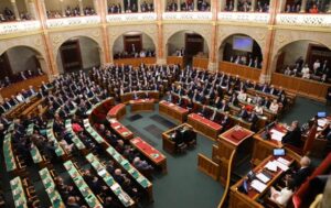 Угорські депутати скоротили собі зарплати