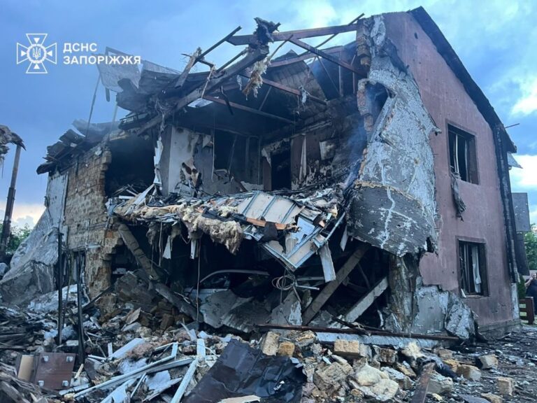 Запоріжжя: РФ знищила дім і СТО, на Хортиці пожежа