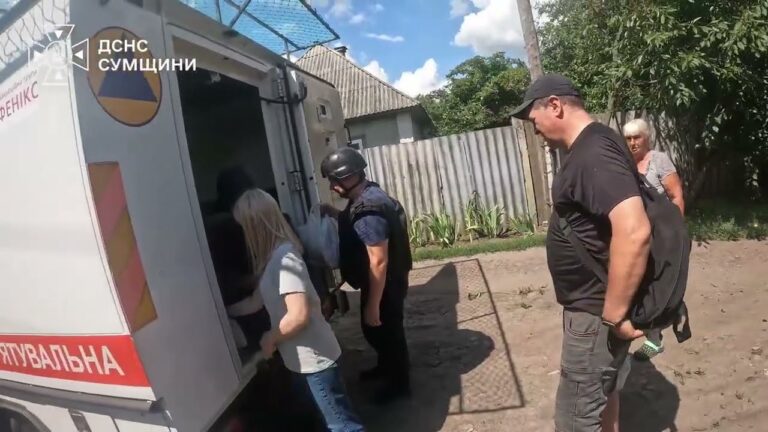 Евакуаційна група ДСНС «Фенікс» вивезла з прикордонної Сумщини 3 людей