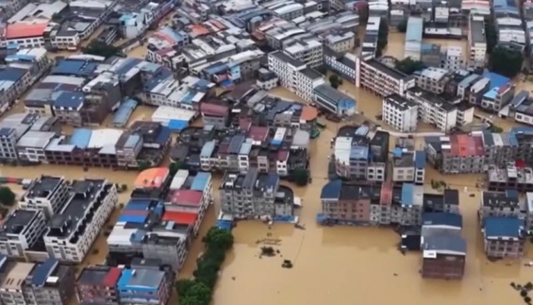 Через тайфун Баві в Китаї евакуювали сотні тисяч людей